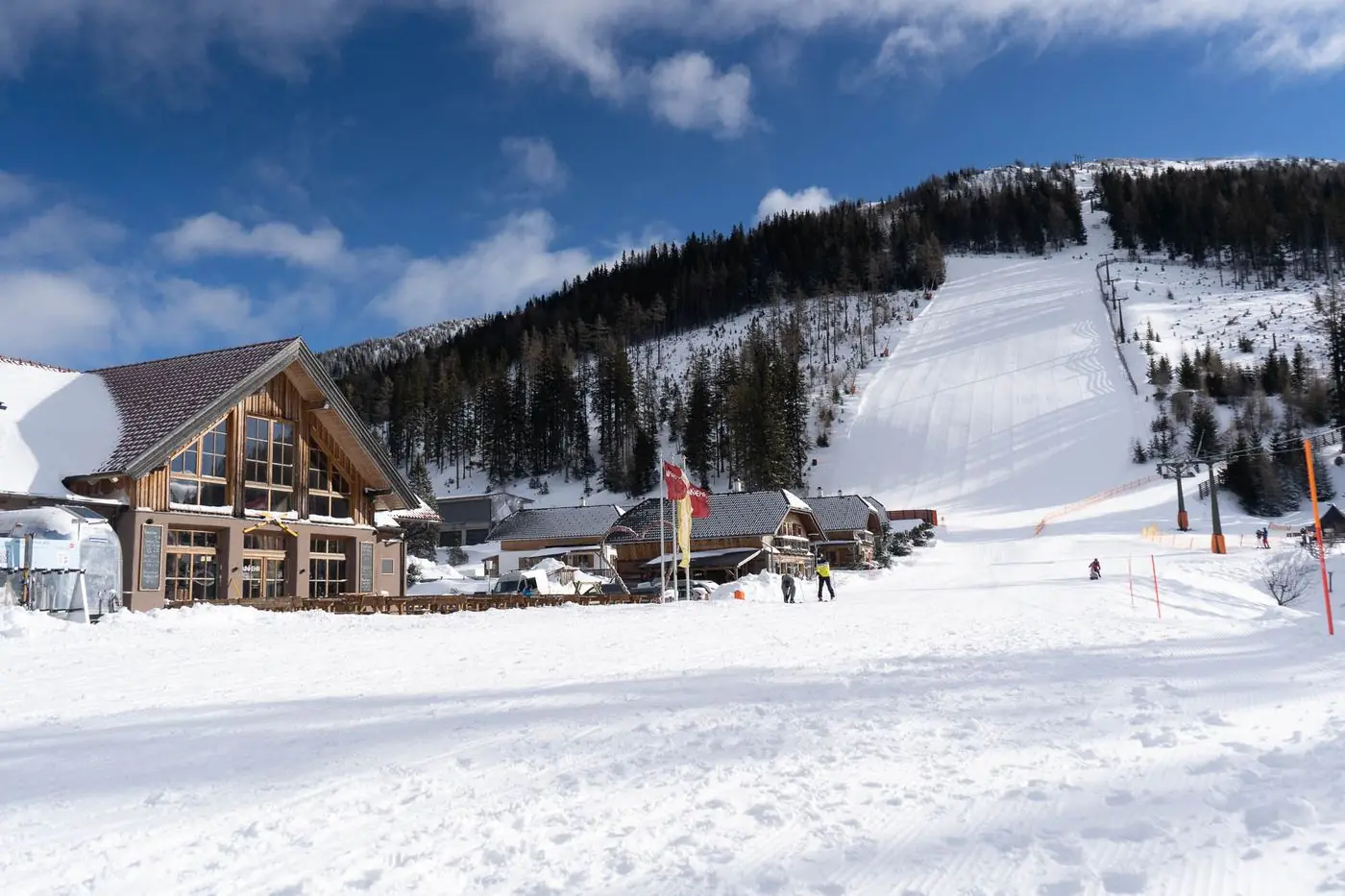 Skihütte Ainkehr an der Talstation der Aineckbahn am Katschberg im Winter
