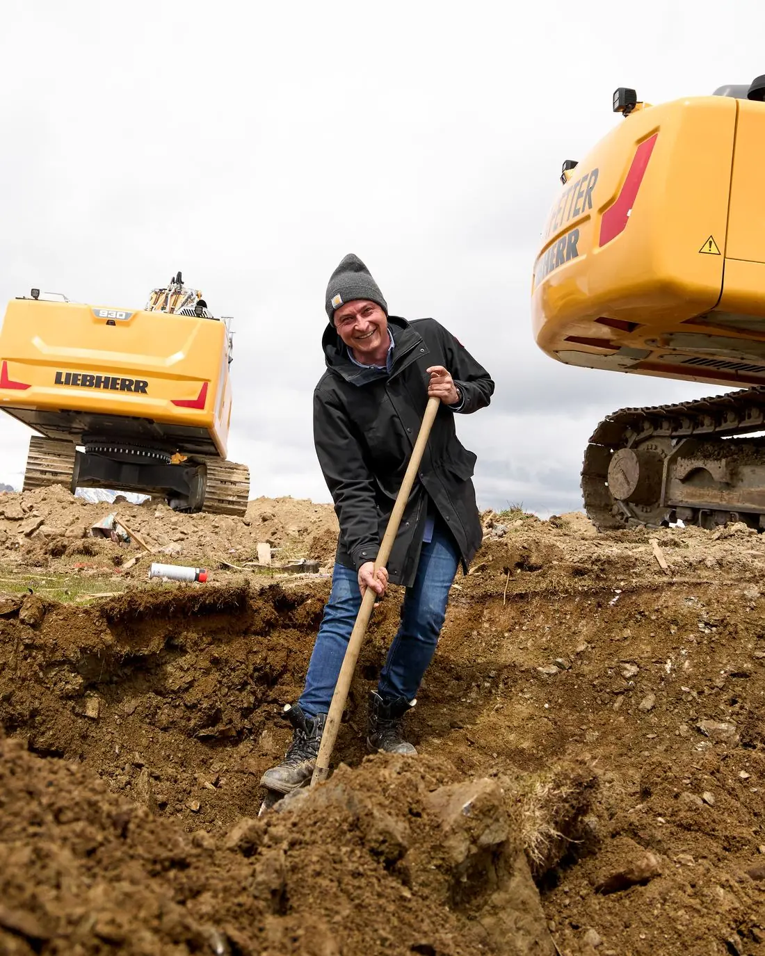 Katschbergbahnen-Chef Josef Bogensperger mit Schaufel auf der Baustelle der Almbahn am Katschberg