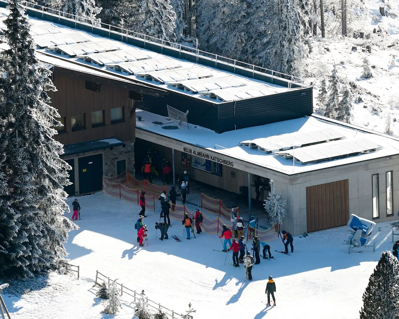 Talstation am Katschberg im Winter mit Skifahrern, Drohnenaufnahme