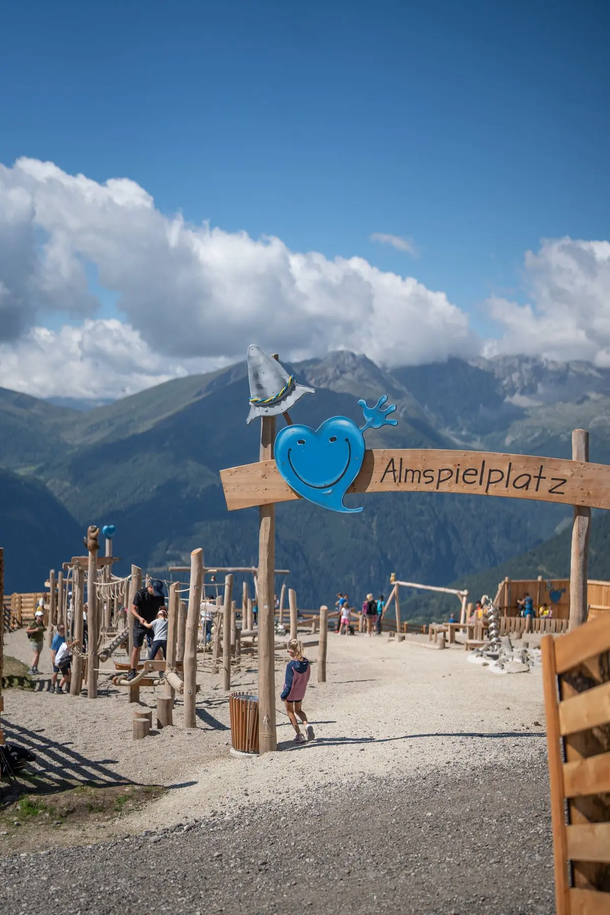 Eingangstor von Katschis Almspielplatz am Aineck