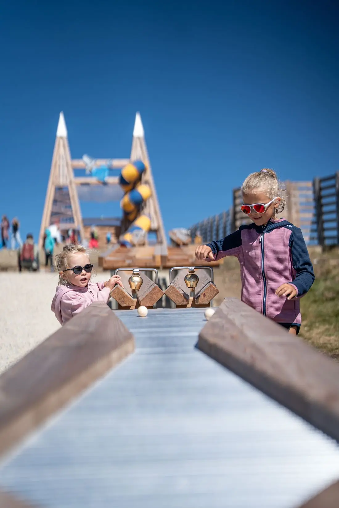 Kinder am Kletterturm von Katschis Almspielplatz am Aineck, Katschberg