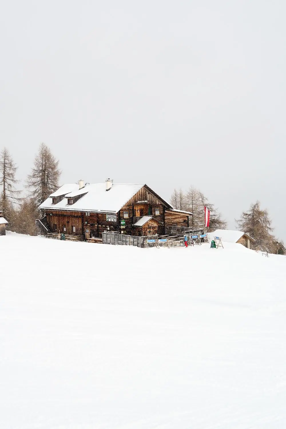 Branntweinerhütte im verschneiten Lärchenwald am Katschberg