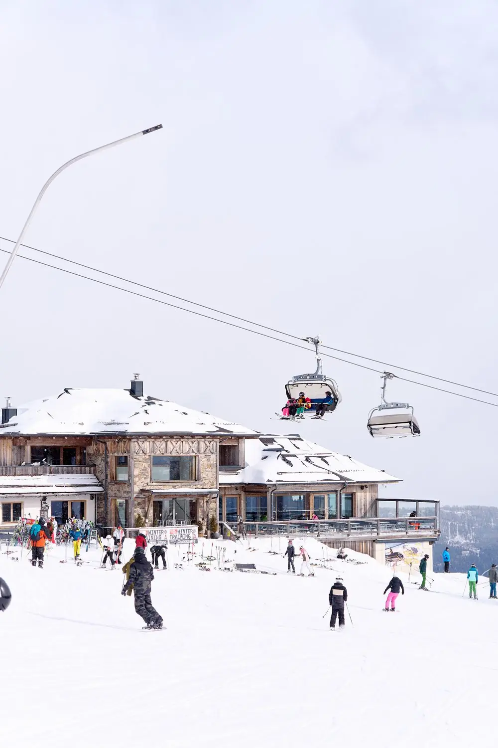 Gamskogelhütte am Katschberg mit Sessellift im Winter, direkt an der Piste