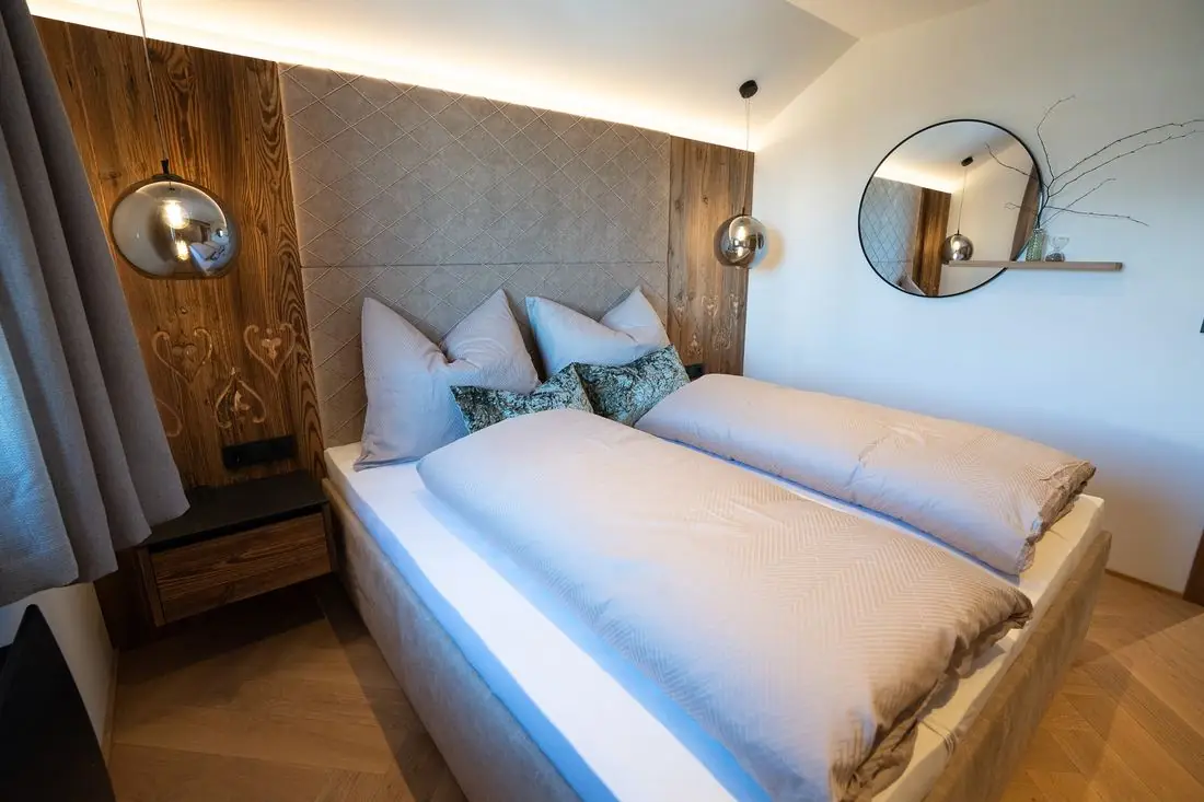 Schlafzimmer mit Holzwand im Neubauer-Chalet am Katschberg