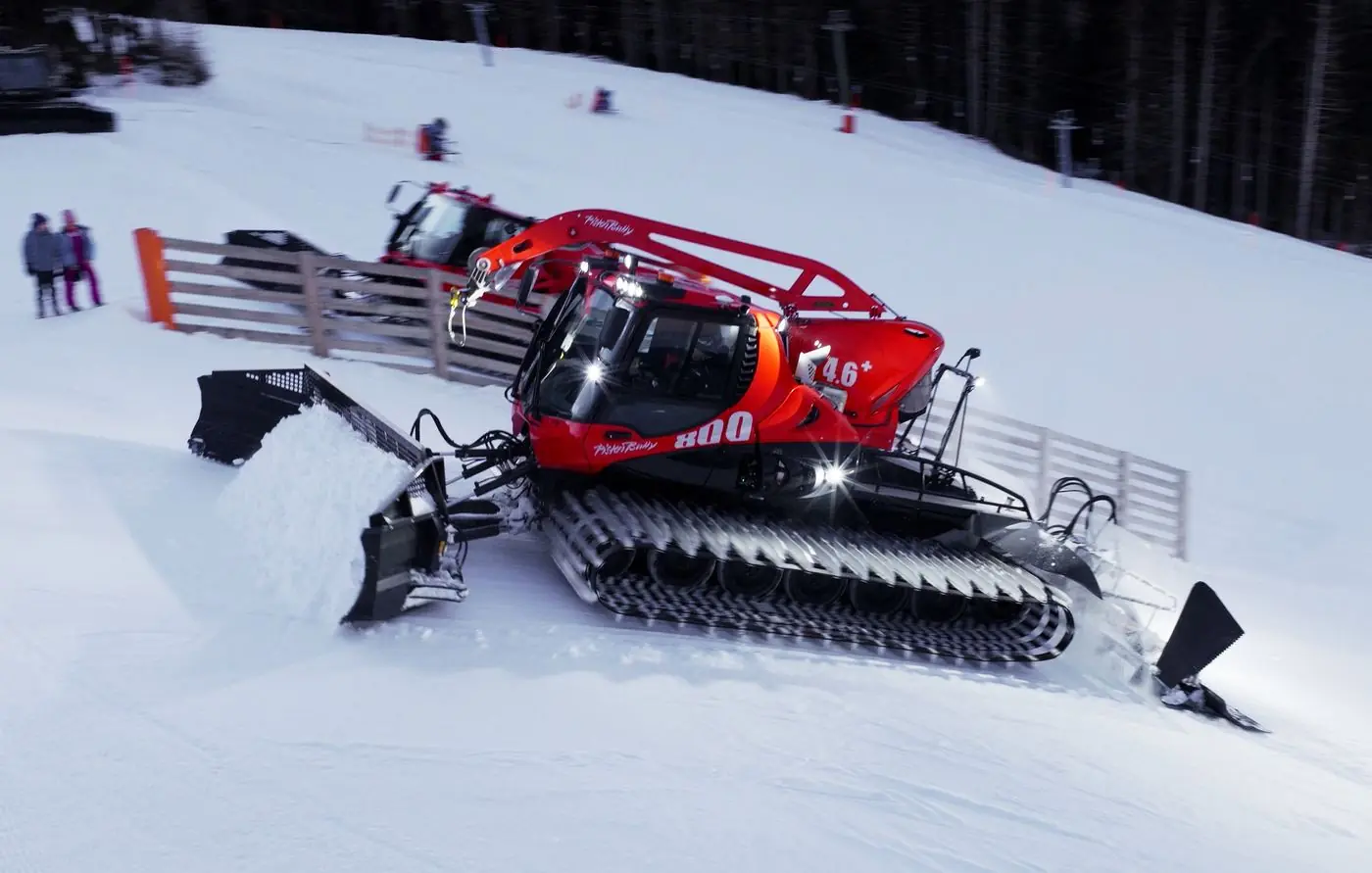 Rote PistenBully 800 auf frisch präparierter Piste im Skigebiet Katschberg