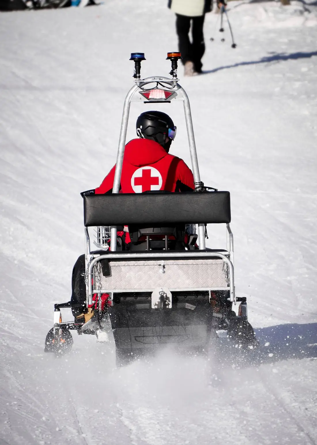 Pistenretter auf dem Skidoo in voller Fahrt zum Einsatz im Skigebiet Katschberg