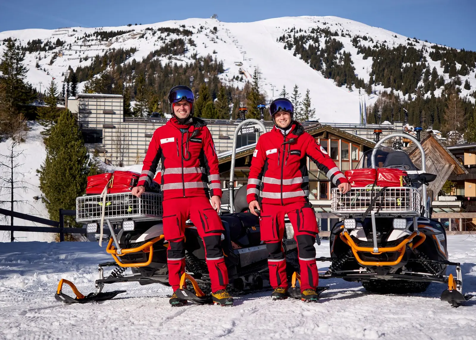 Zwei Pistenretter der Pistenrettung Katschberg in roter Kleidung mit ihren Skidoos