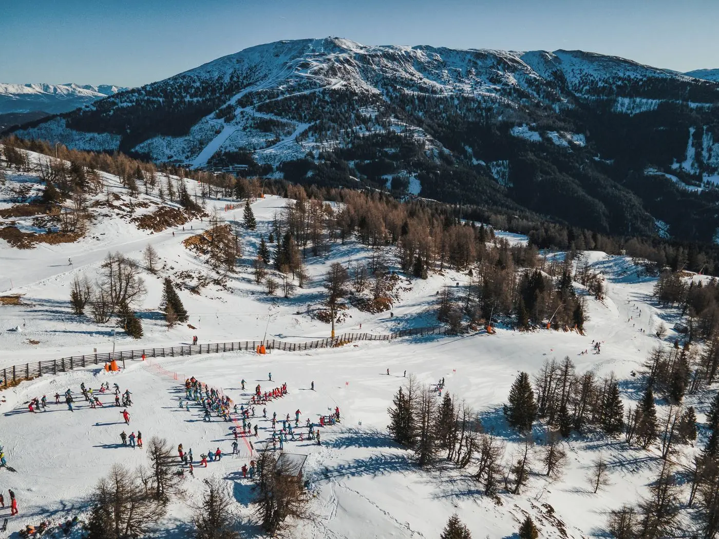 Rennpiste mit Zuschauern bei einem Skirennen am Katschberg, Luftaufnahme