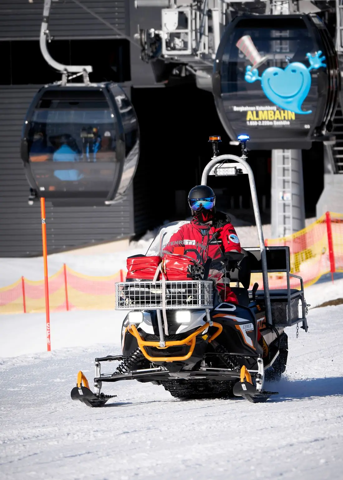 Rettungs-Skidoo der Pistenrettung vor der Almbahn am Katschberg