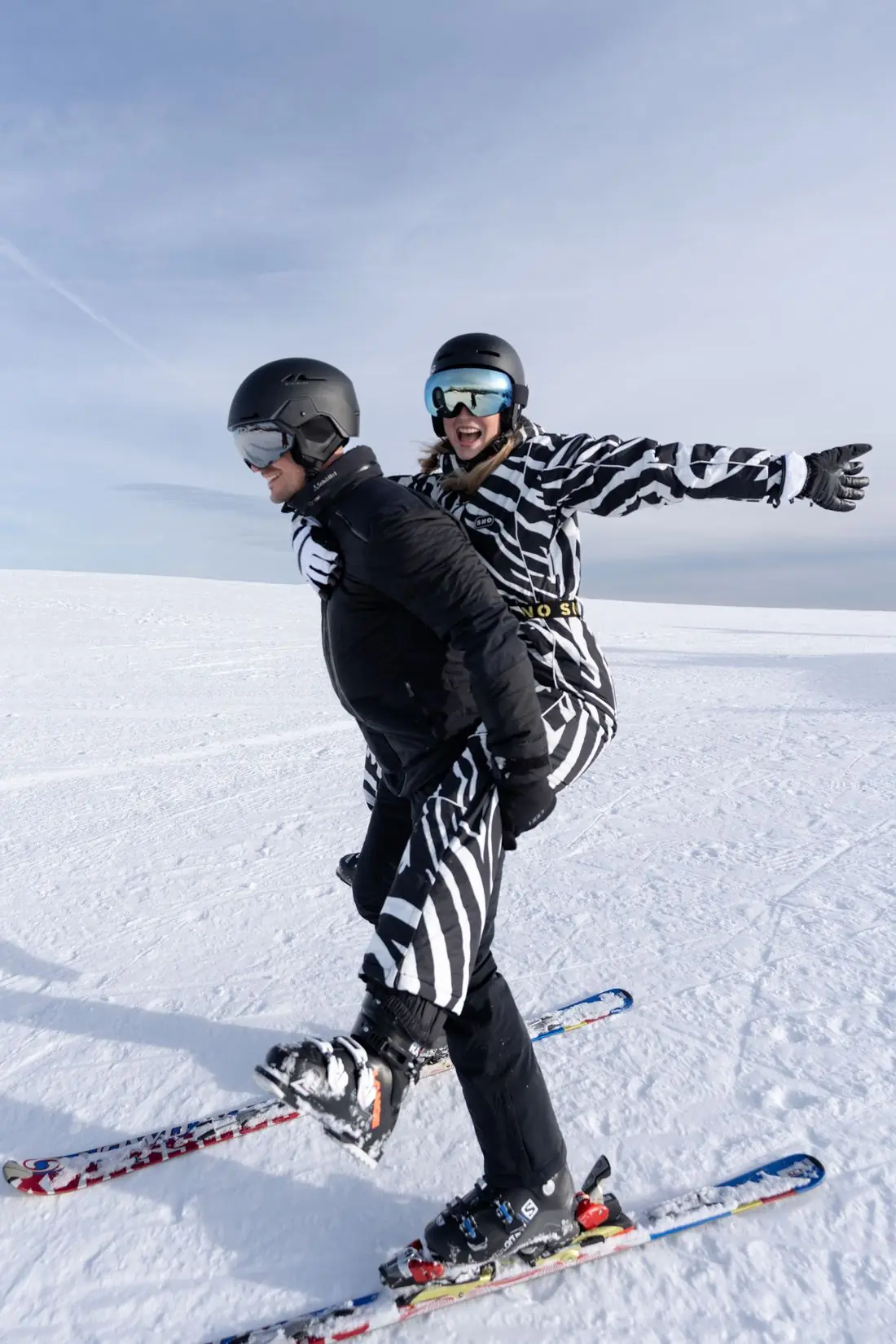 Zwei Skifahrer in Zebra- und schwarzem Skianzug posieren auf der Piste am Katschberg