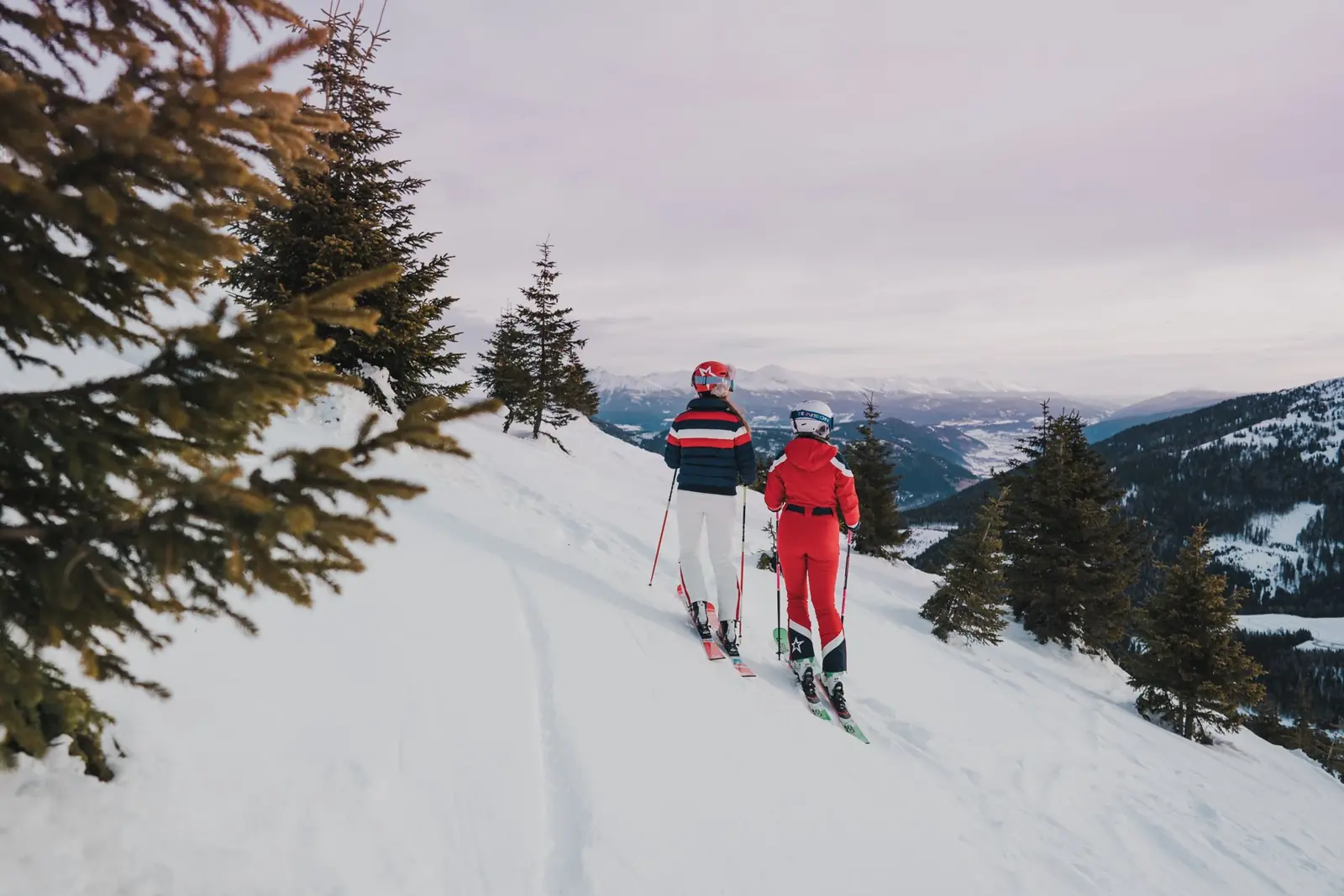 Zwei Skifahrerinnen auf einem Waldweg am Katschberg