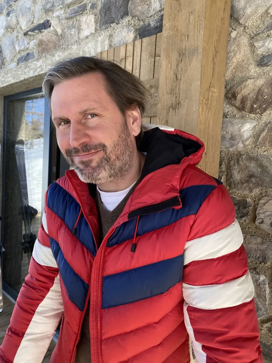 Gastronom Stefan Schneider in rot-weiß gestreifter Skijacke beim Hüttencheck am Katschberg
