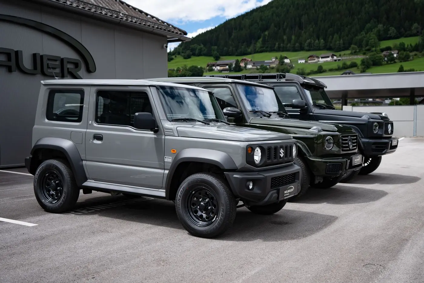 Suzuki Jimny und Mercedes G-Klasse vor dem Autohaus Neubauer in St. Michael im Lungau