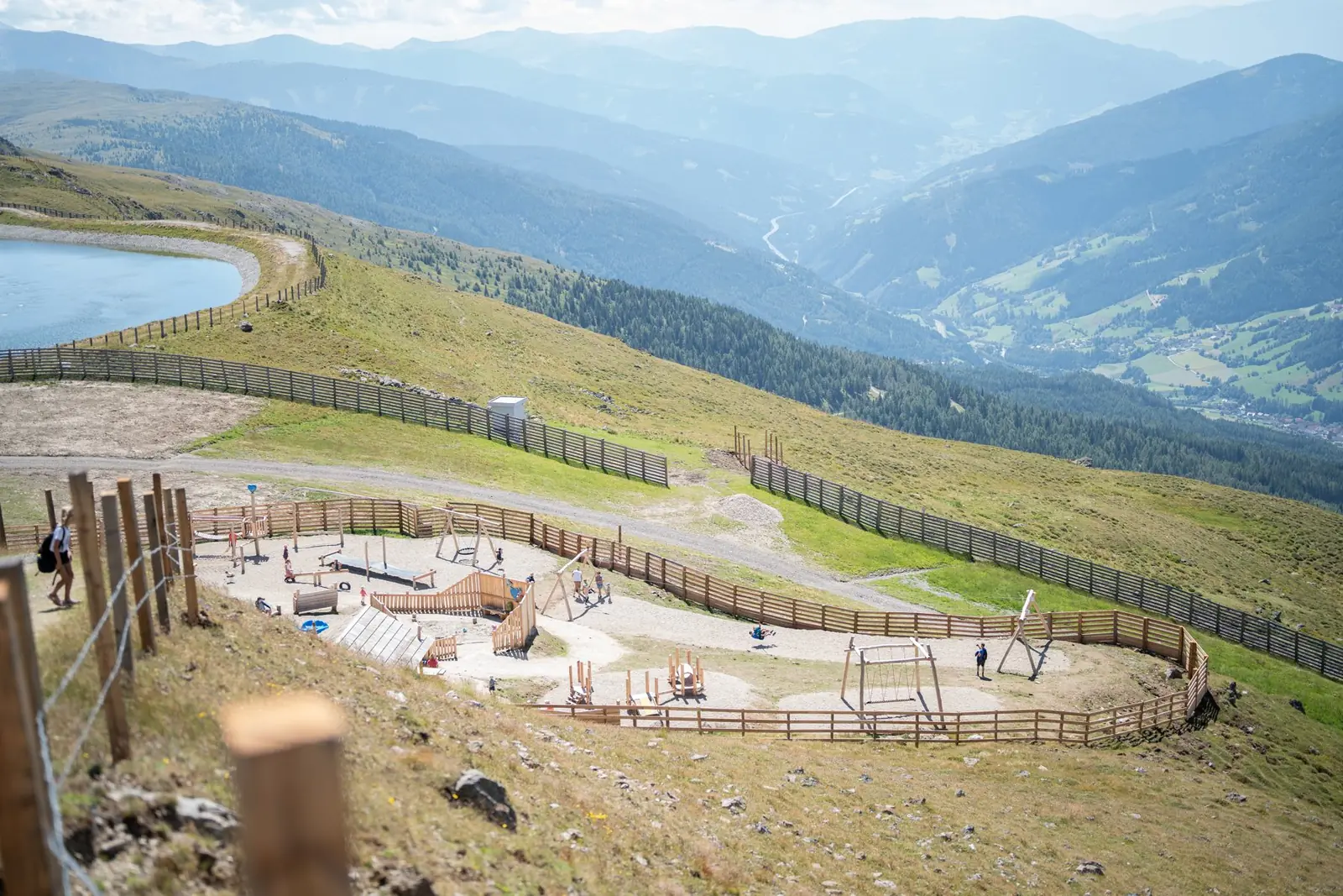 Almspielplatz am Aineck mit Panorama über den Lungau