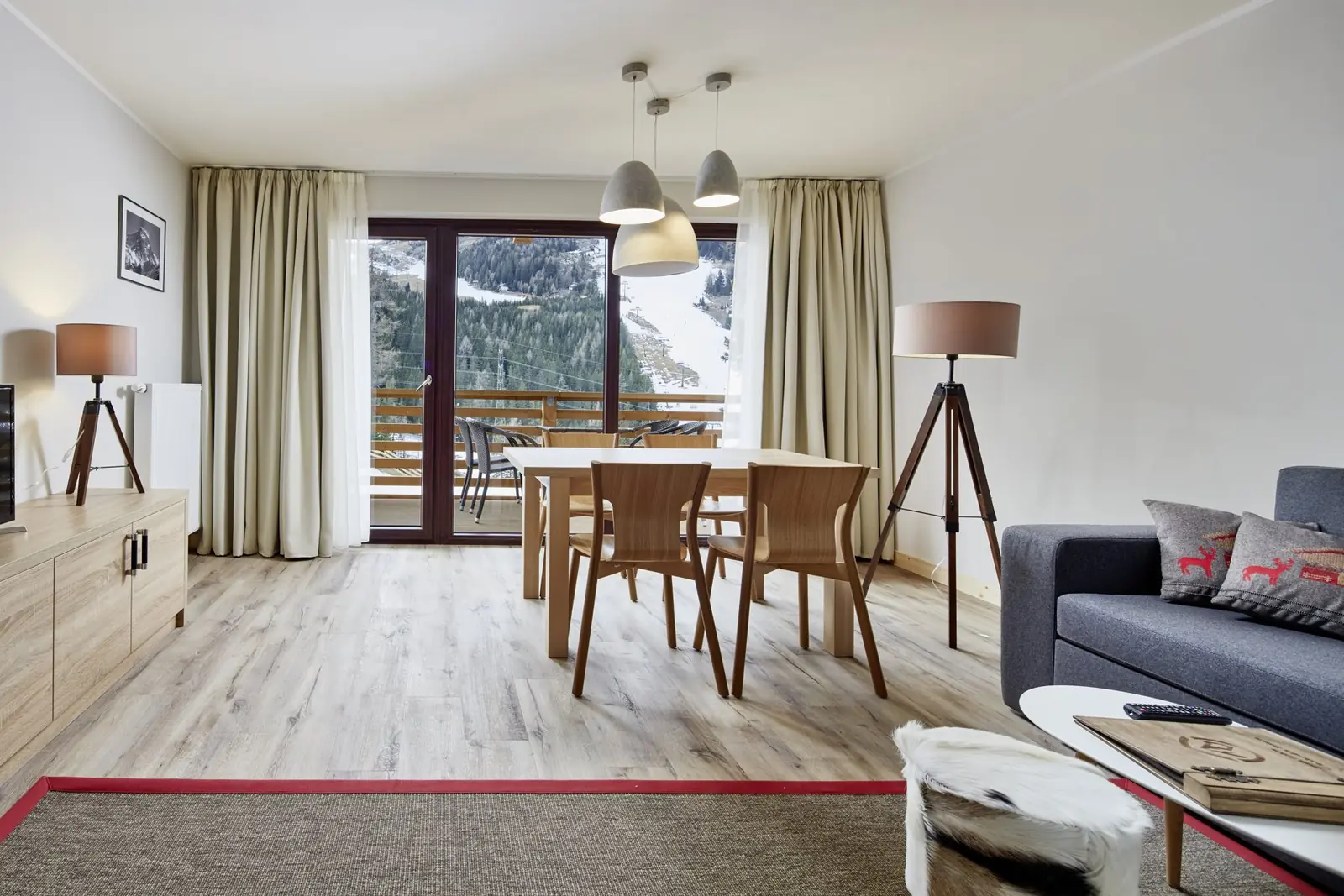 Apartment im modernen Alpenstil mit Essplatz und Blick auf die Berge
