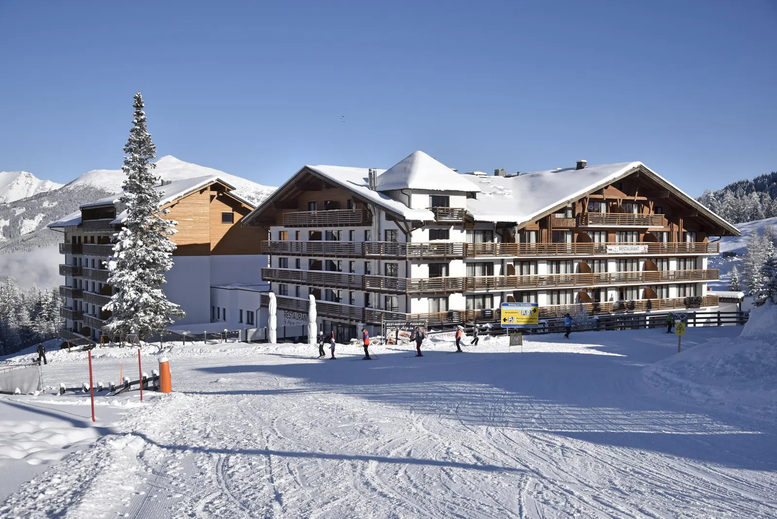 Das Alpenhaus Katschberg direkt an der verschneiten Skipiste