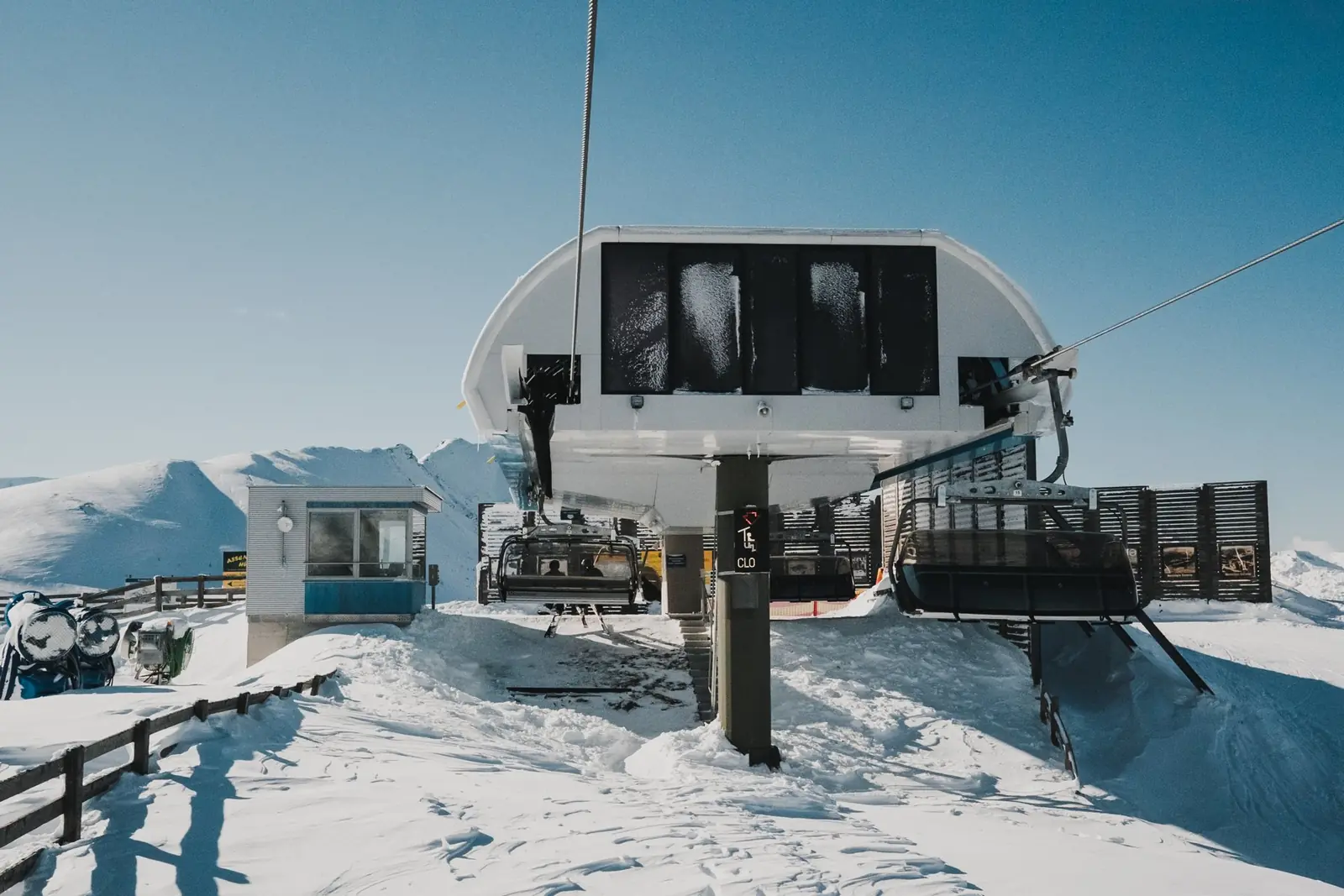 Bergstation eines Sessellifts mit Photovoltaik-Paneelen an der Fassade