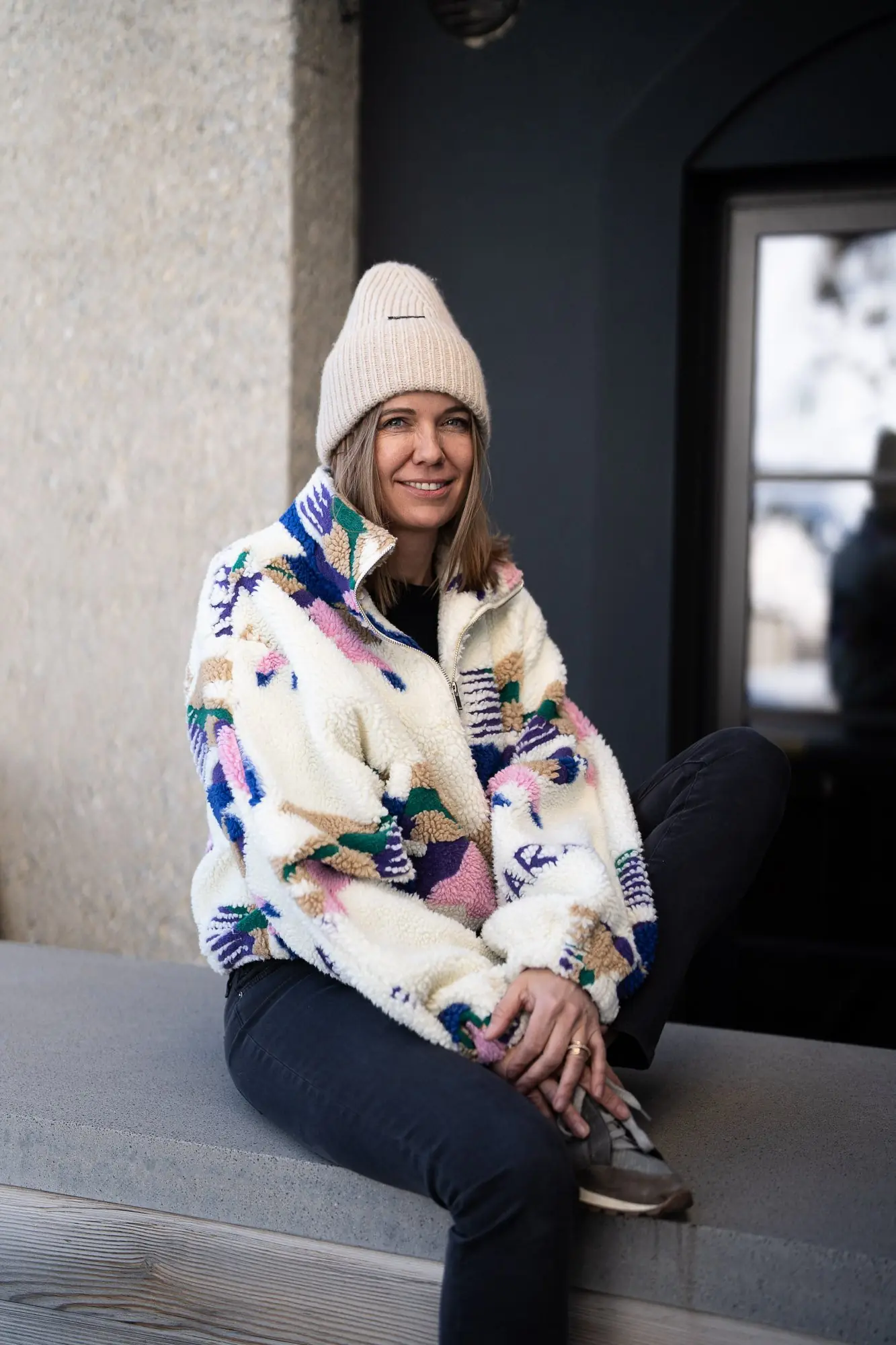 Denise Bogensperger, Chefredakteurin von LOCAL Katschberg, mit Mütze und Fleecejacke