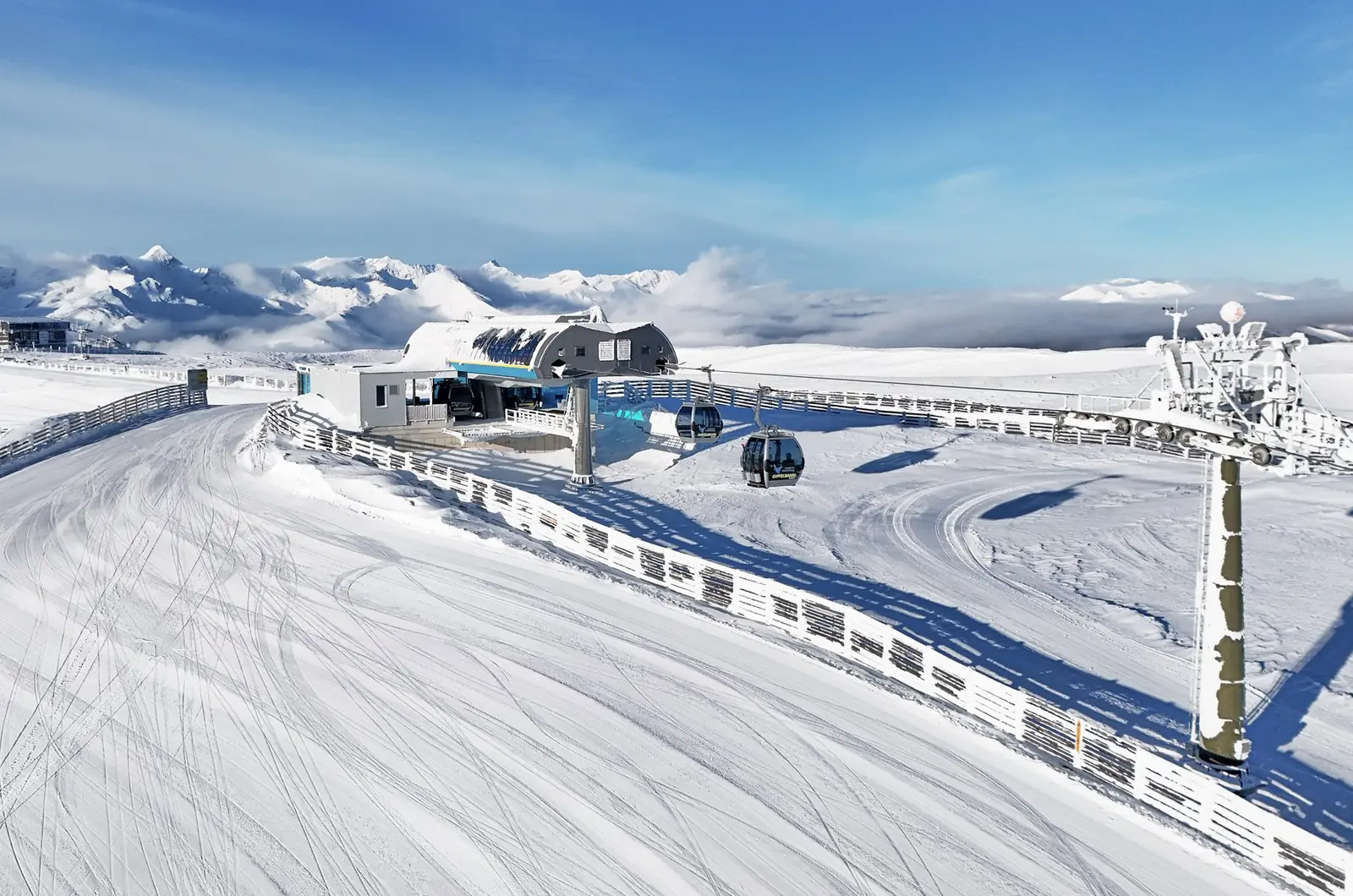 Bergstation der Gipfelbahn am Aineck mit Gondeln im Winter