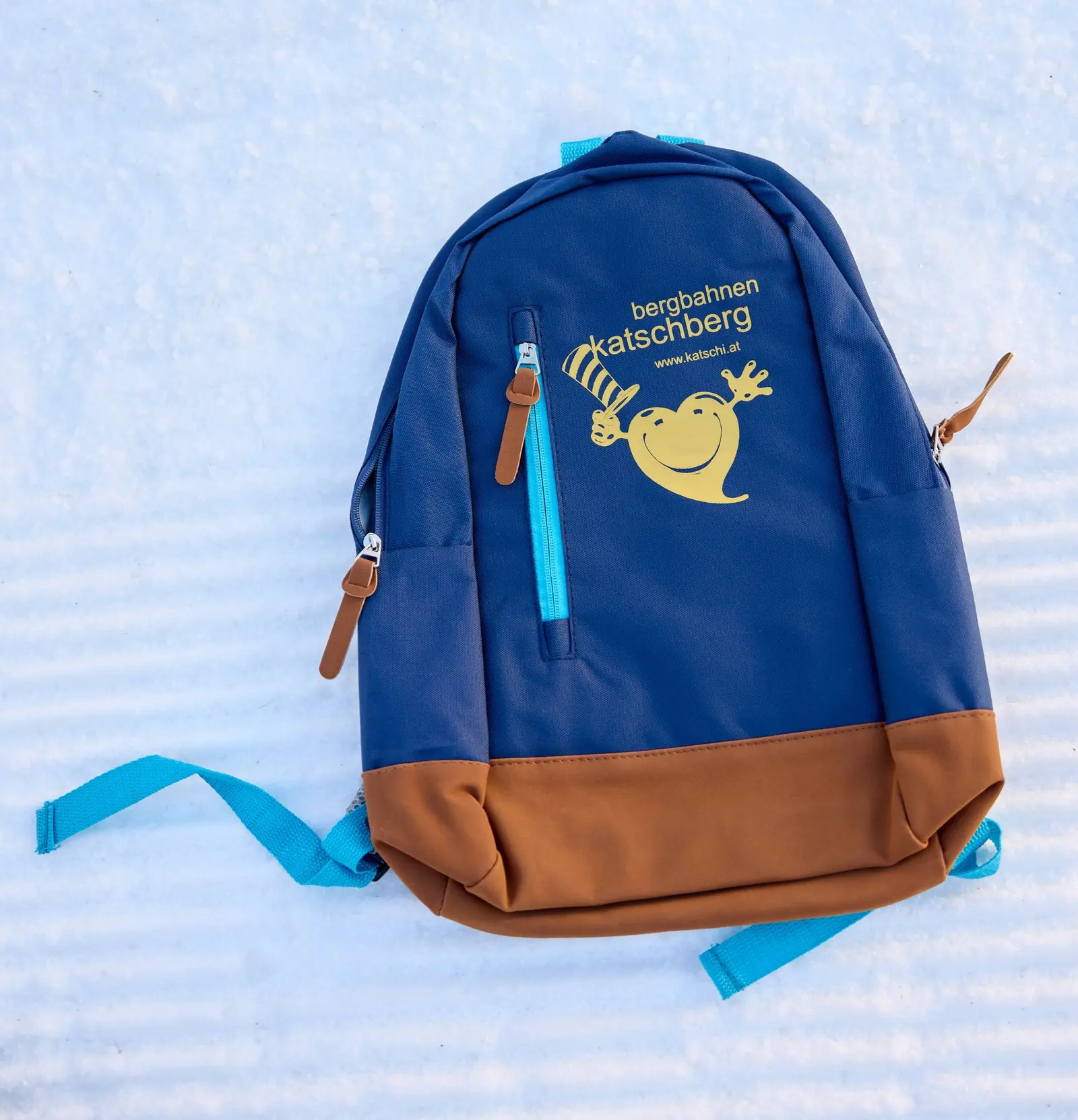 Blauer Katschi-Rucksack der Bergbahnen Katschberg im Schnee