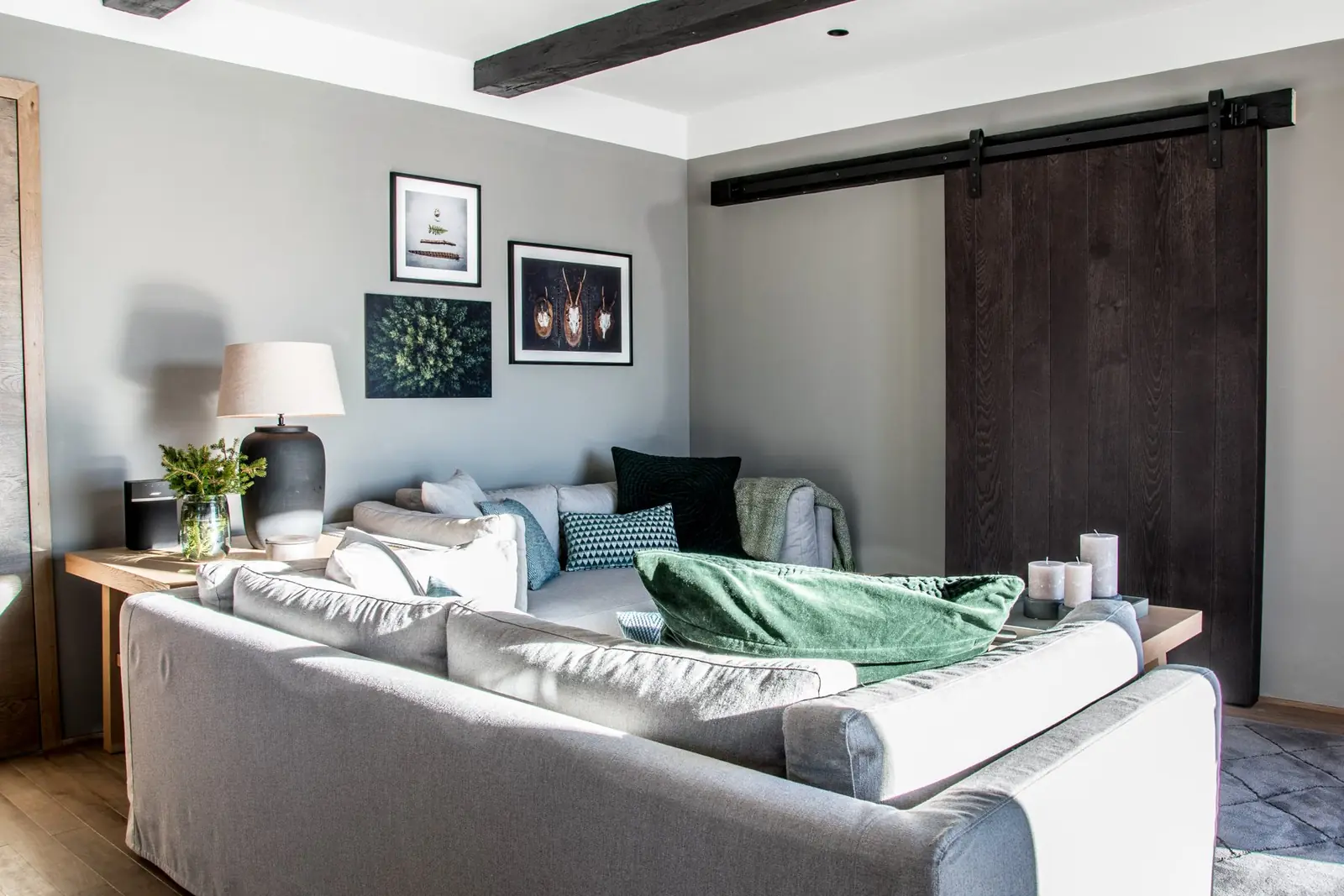 Wohnzimmer mit Sofalandschaft im Kauz Chalet