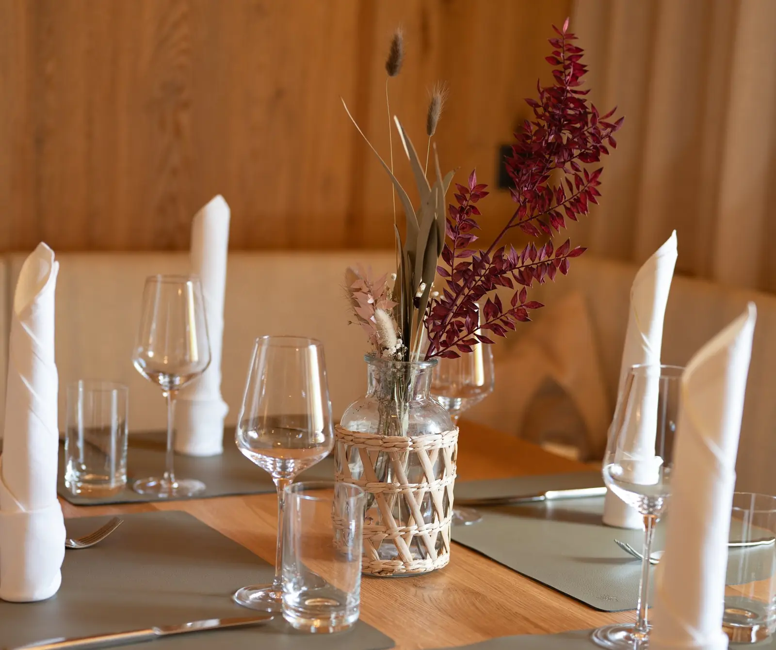 Gedeckter Tisch im Restaurant LebensTraum mit Trockenblumen