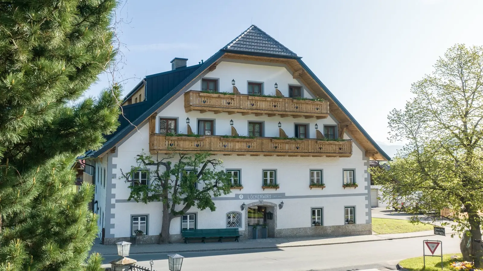 Landgasthof Löckerwirt in St. Margarethen im Lungau mit Holzbalkonen