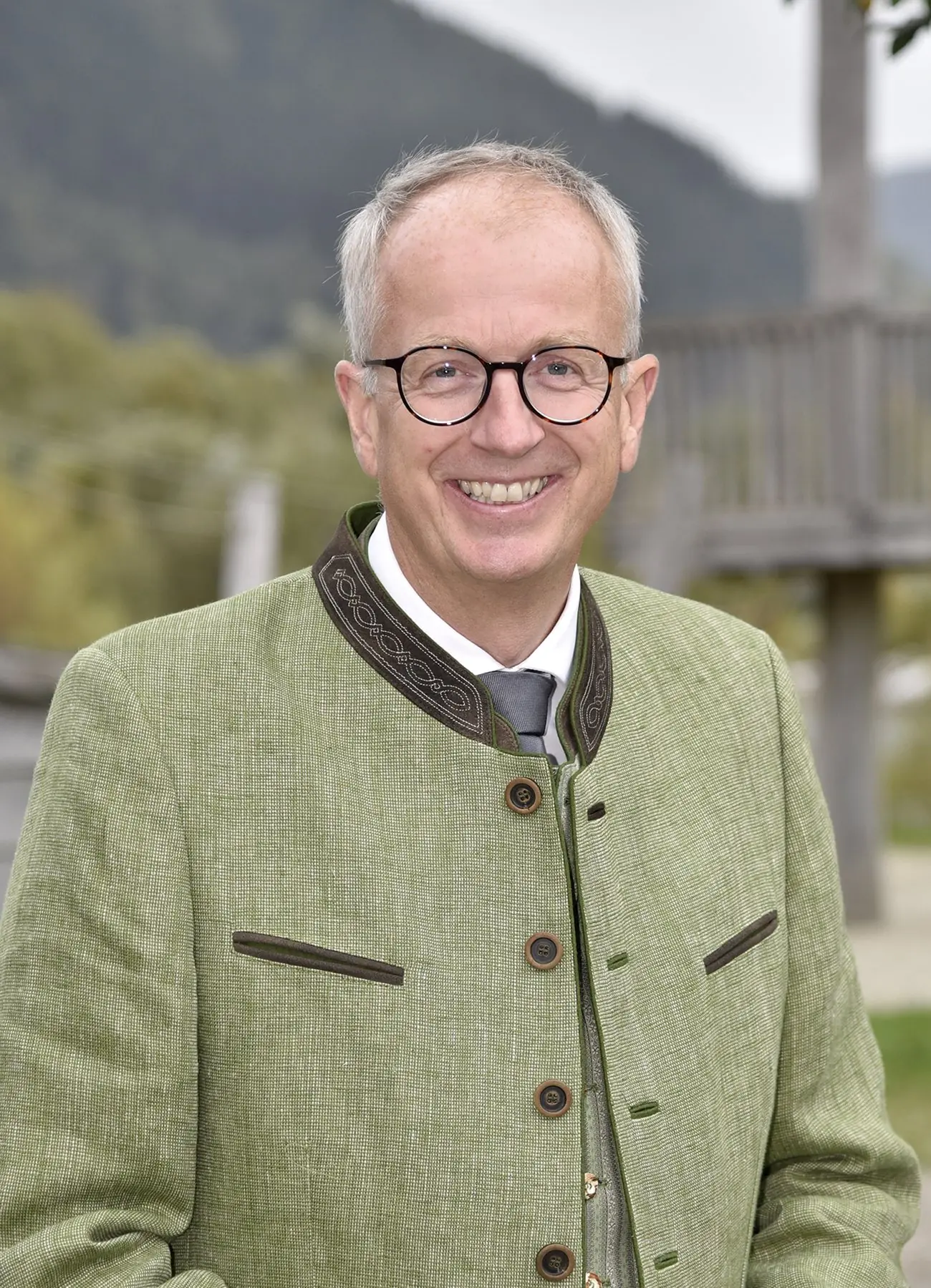 Bürgermeister Manfred Sampl im grünen Trachtenjanker