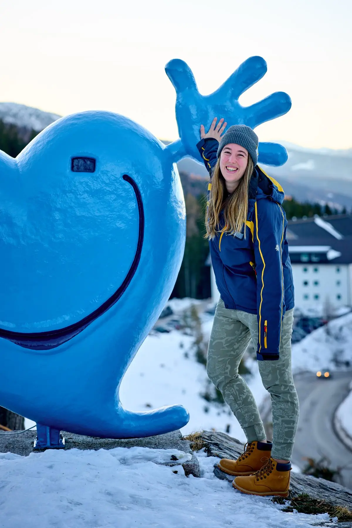 Sandra Wagner neben der Katschi-Figur am Katschberg