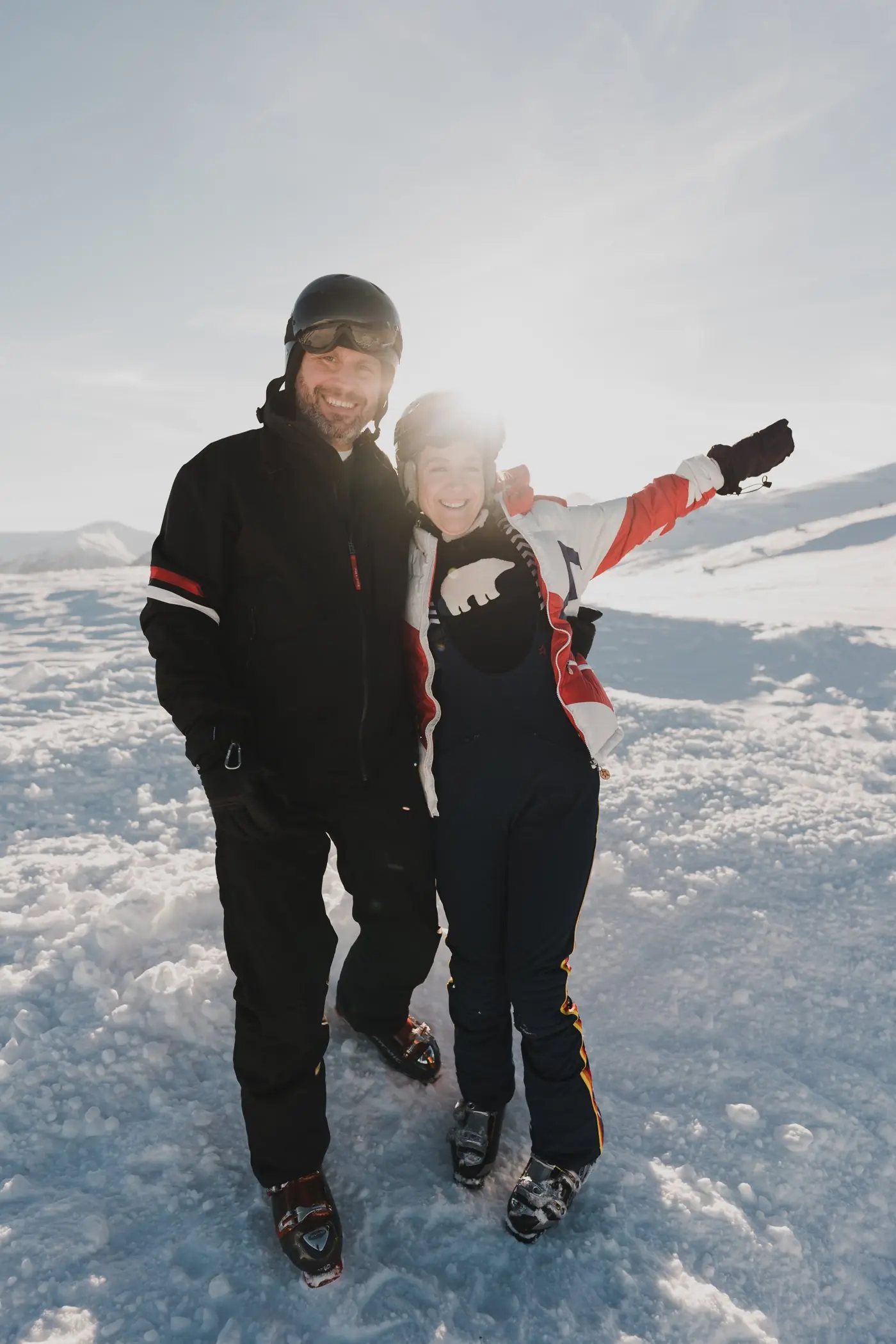 Stefan Schneider mit Skibegleitung lachend im Schnee am Katschberg