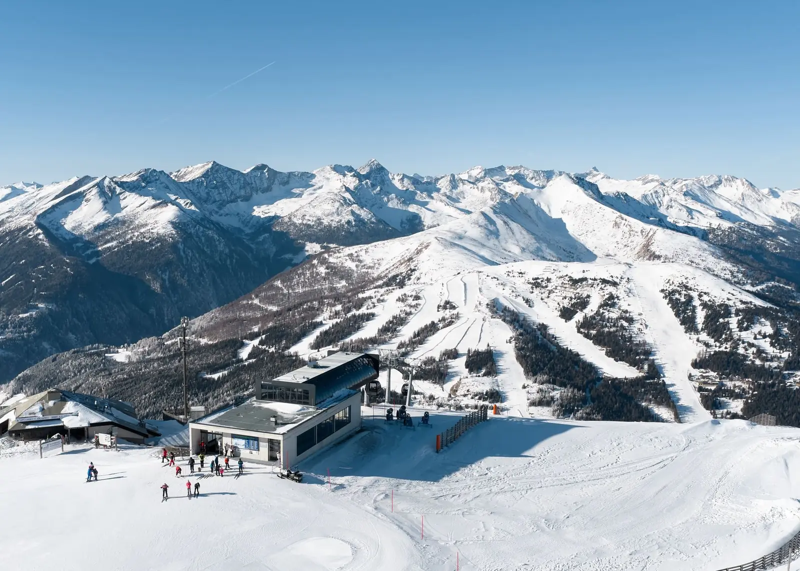Bergstation der neuen Almbahn (8er-Kabinenbahn) am Aineck im Skigebiet Katschberg im Winter, Drohnenaufnahme