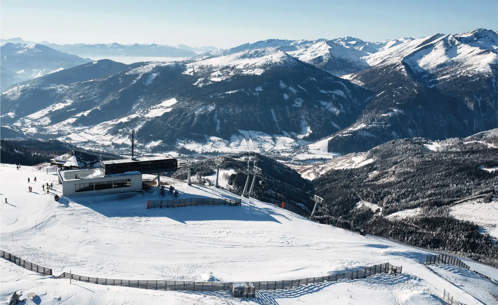 Bergstation der Almbahn am Aineck mit Panorama über den Lungau im Winter