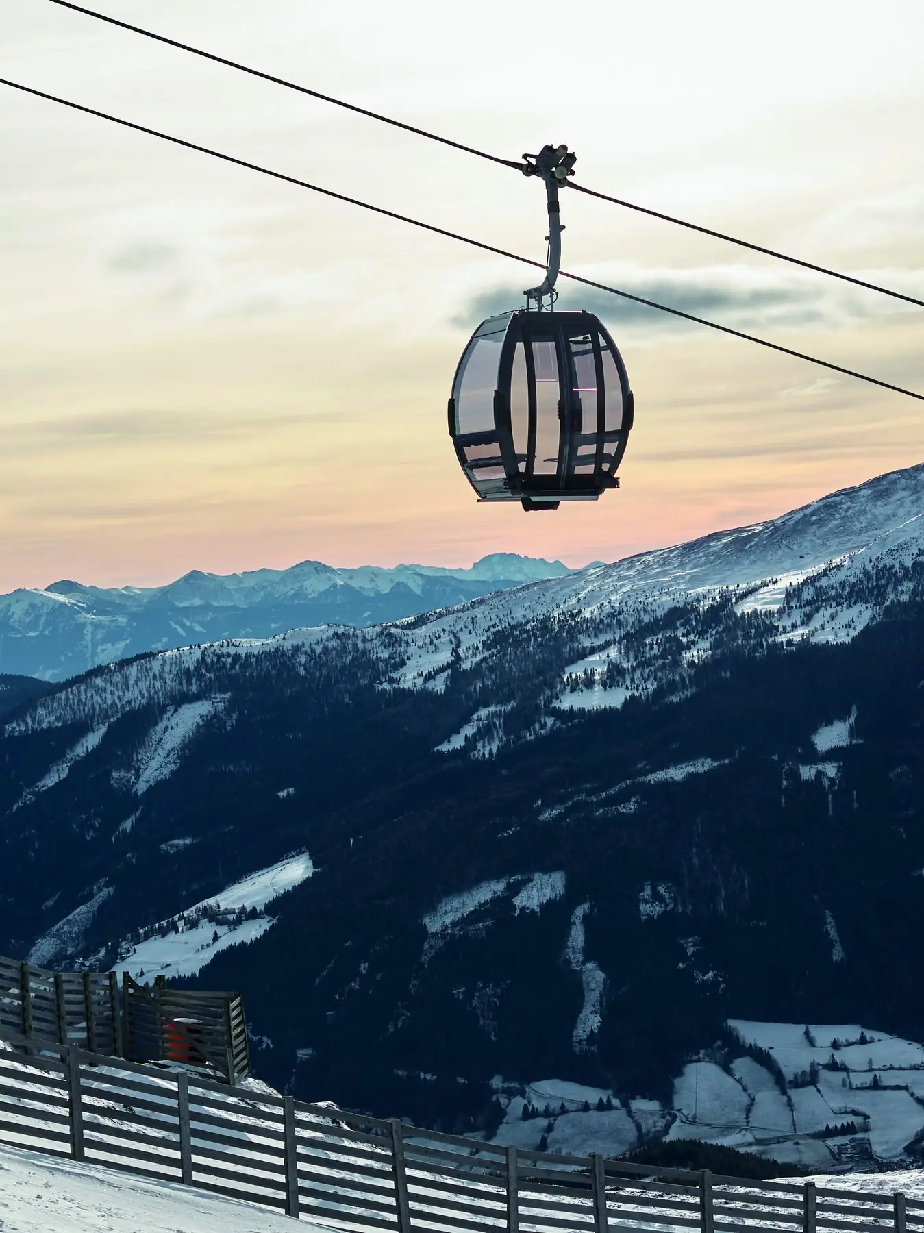 Kabine der Almbahn vor Abendhimmel über dem Lungau