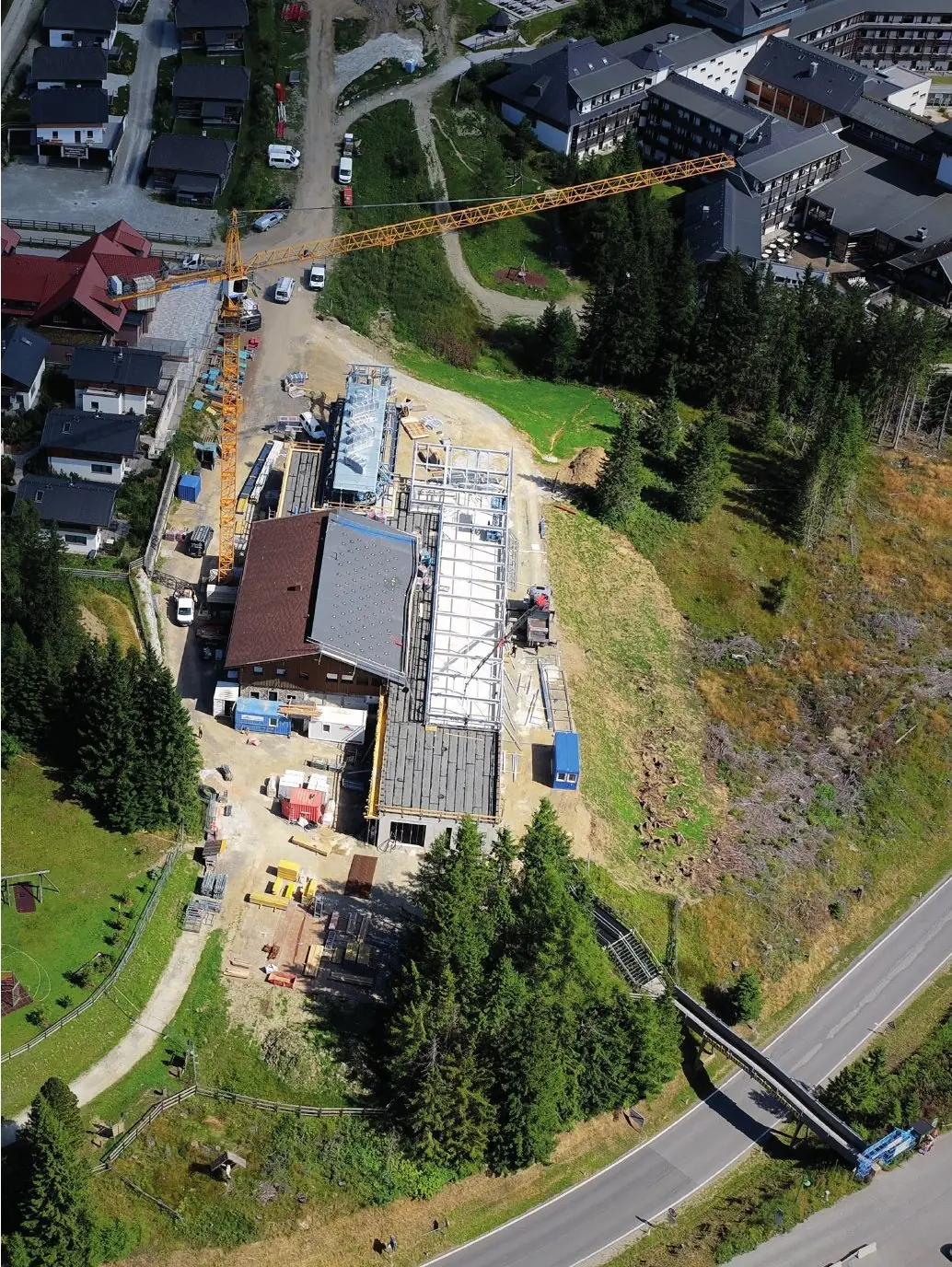 Luftbild der Baustelle der neuen Almbahn-Talstation am Katschberg im Sommer 2025