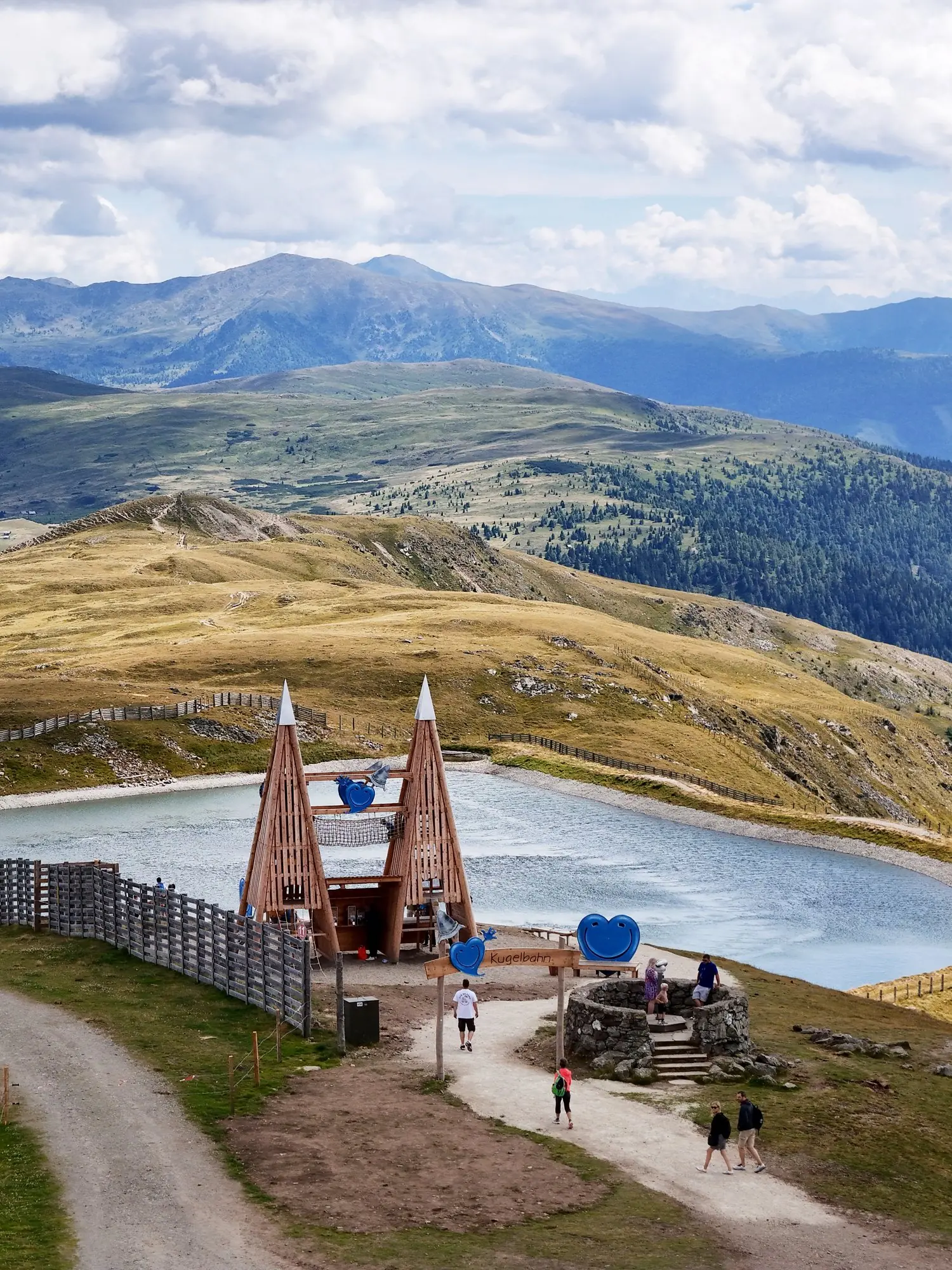 Kugelbahn mit Holztürmen und Katschi-Herzen am Bergsee auf dem Aineck im Sommer