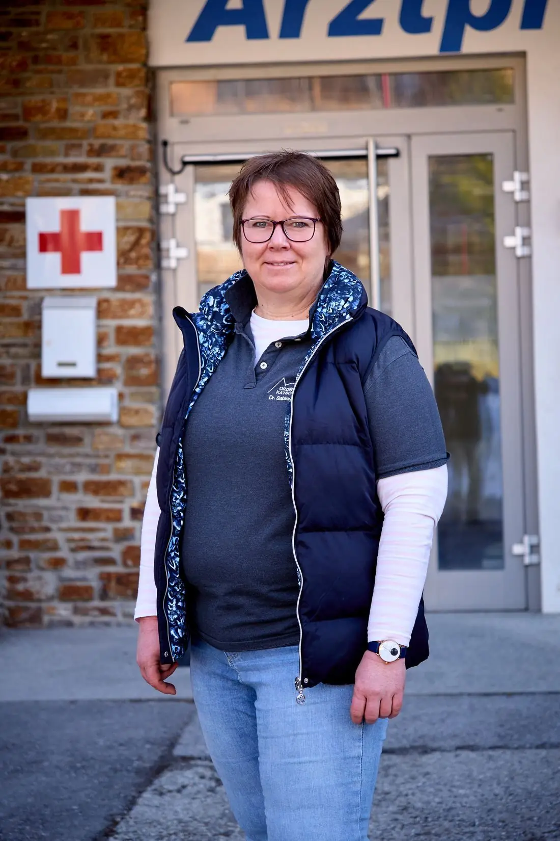Dr. Sabine Neumayr, Ärztin am Katschberg, vor ihrer Arztpraxis im Skigebiet