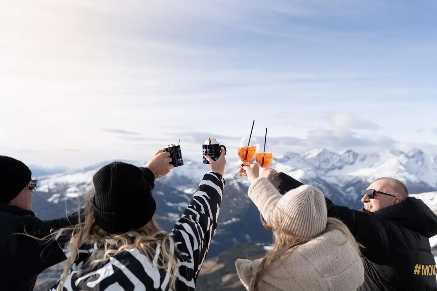 Anstoßen mit Getränken vor dem Bergpanorama am Katschberg