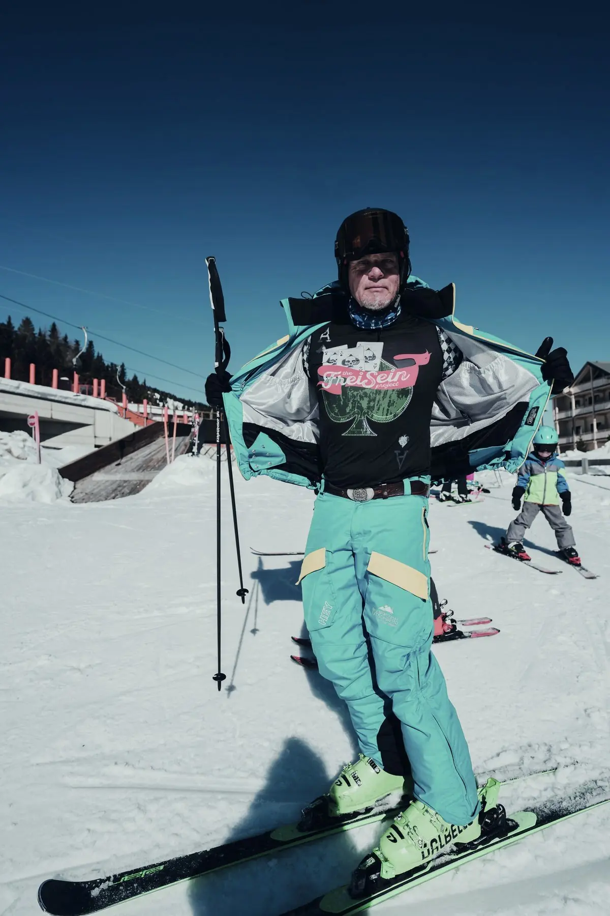 Skifahrer in Retro-Skianzug beim Feuerwehr-Familien-Skitag am Katschberg