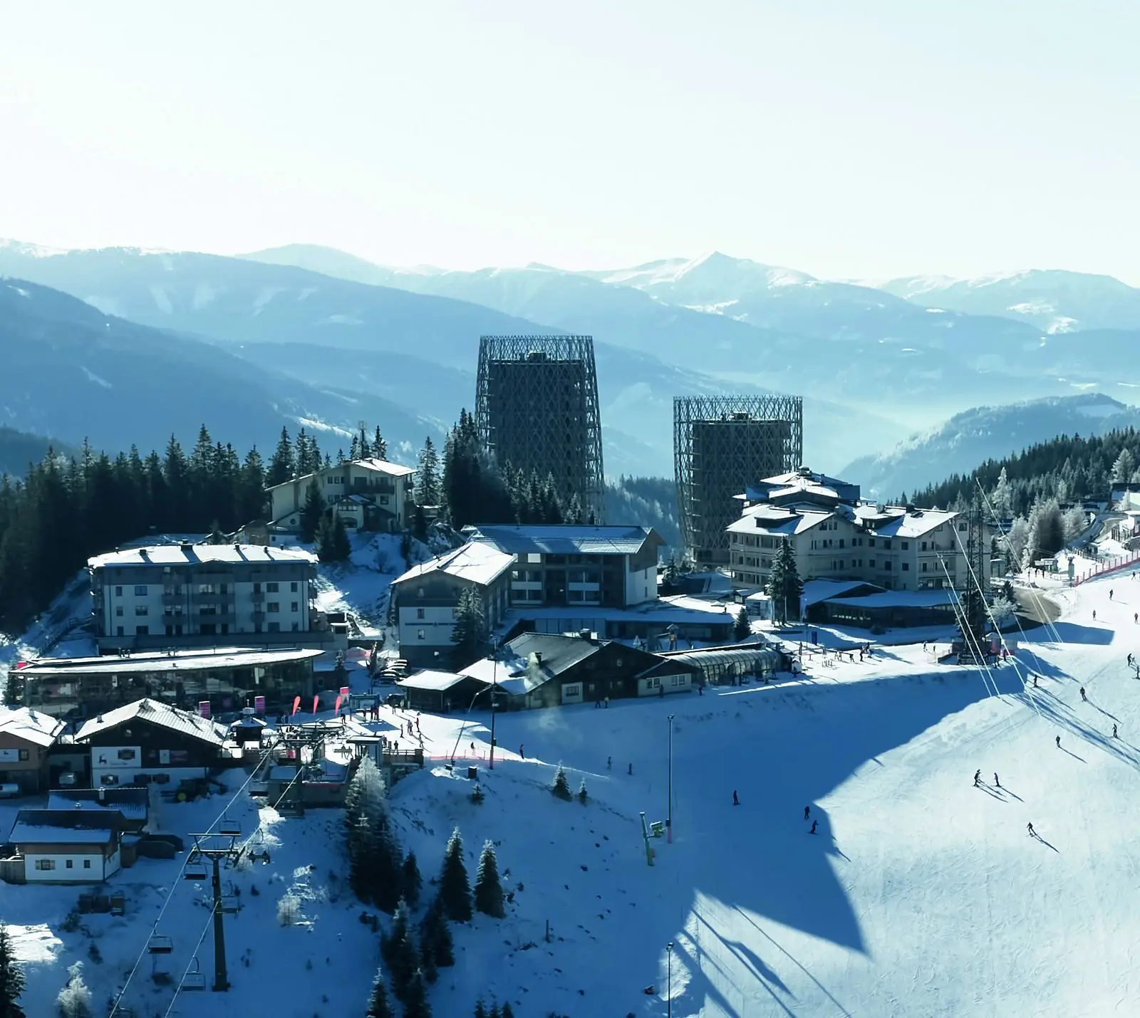 Luftaufnahme der Katschberg-Passhöhe im Winter mit Lärchenstadl und Hotels