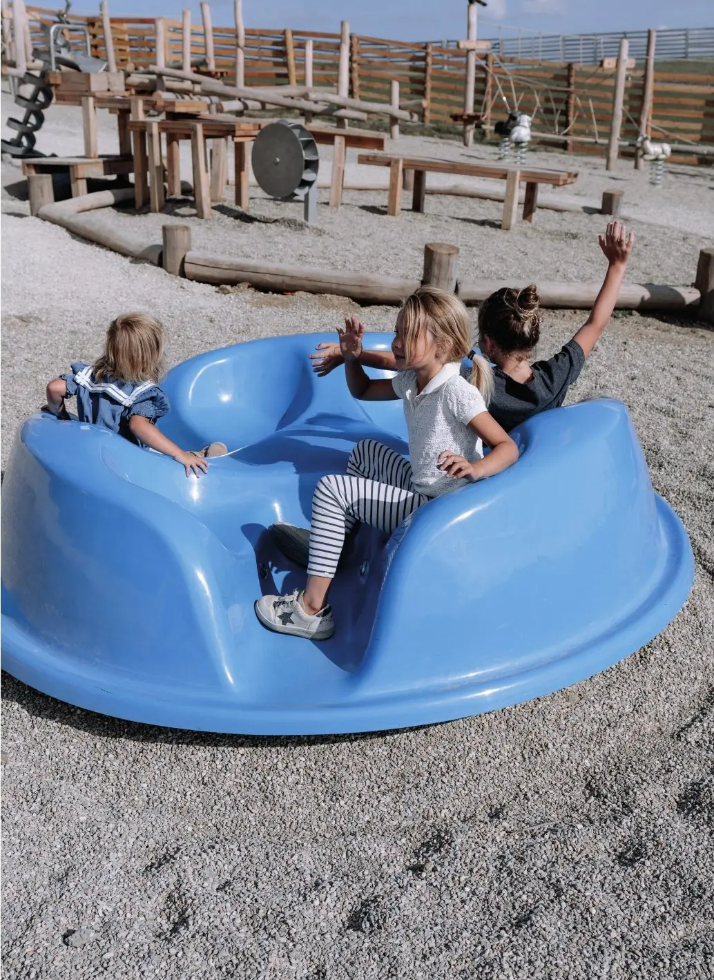 Kinder auf dem Katschi-Karussell