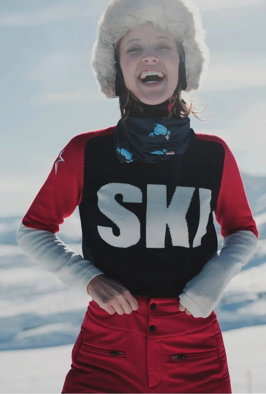 Frau mit Ski-Pullover und Katschi-Buff im Schnee