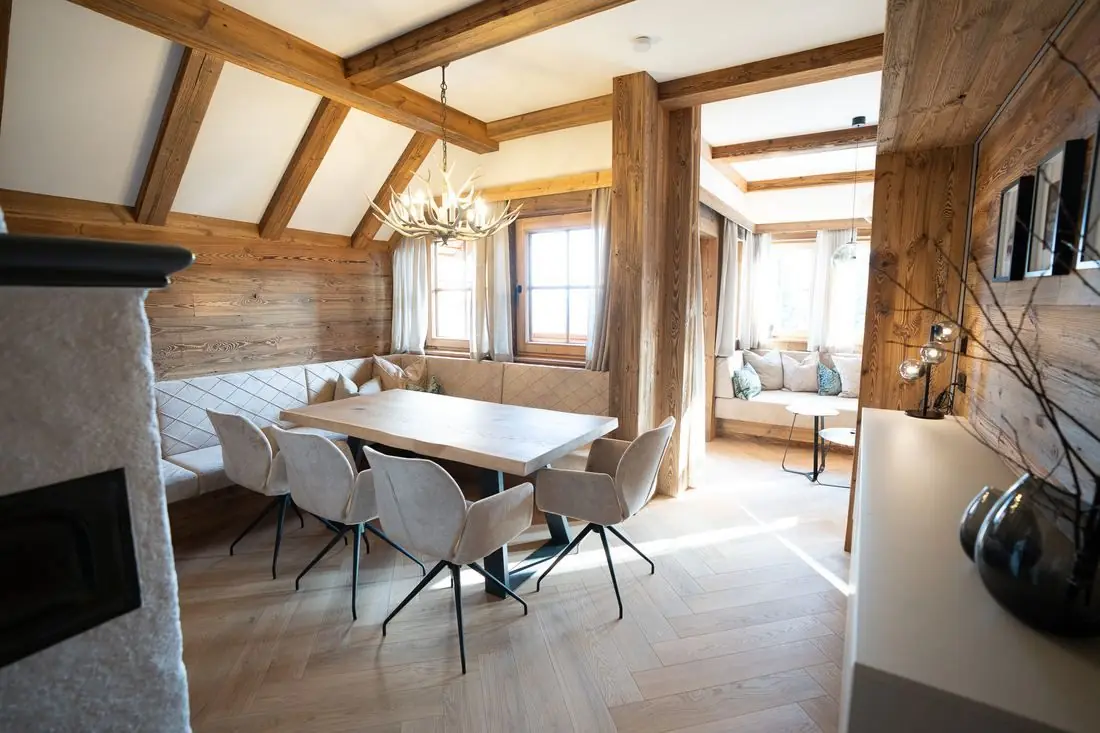 Helles Wohn- und Esszimmer mit viel Holz im Neubauer-Chalet am Katschberg