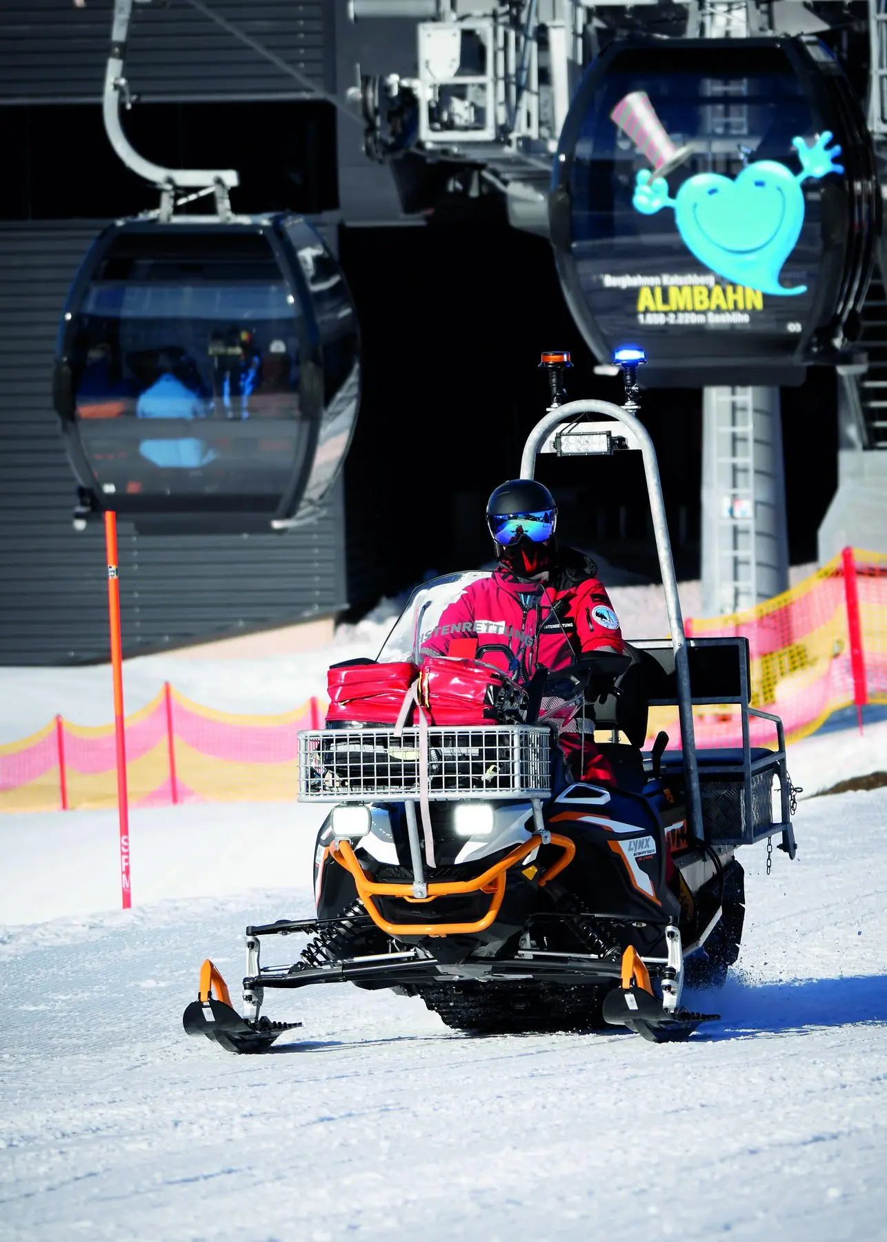 Pistenretter mit Skidoo vor der Almbahn