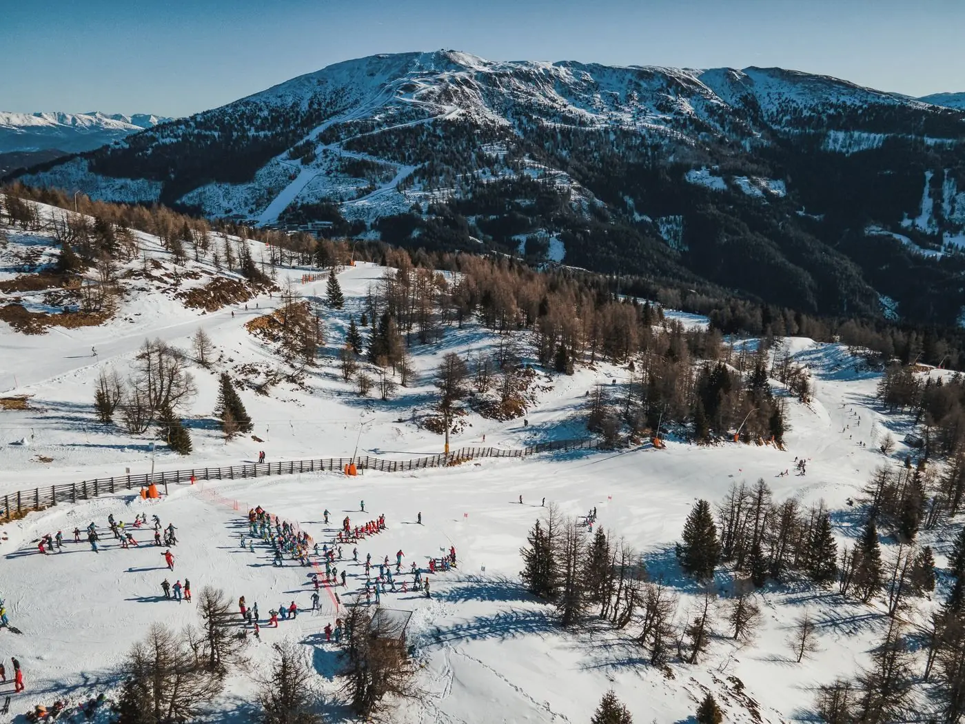 Rennpiste mit Zuschauern bei einem Skirennen am Katschberg, Luftaufnahme