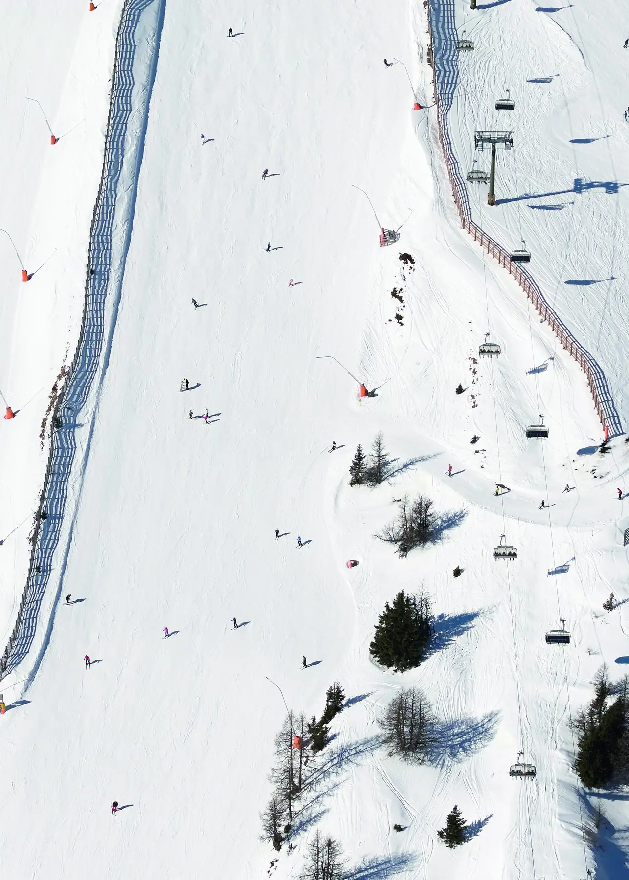 Luftbild einer Piste mit Sessellift und Skifahrern am Katschberg