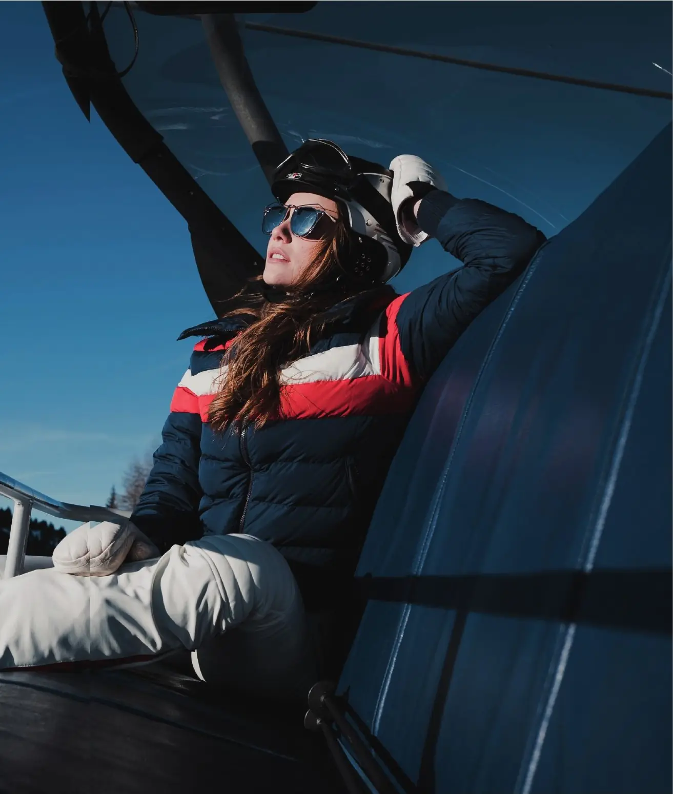 Frau mit Skibrille genießt die Sonne am Sessellift am Katschberg